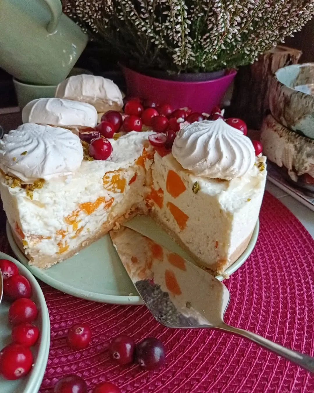 Svaigā persiku kūka bez cepšanas ar krēmsieru un jogurtu