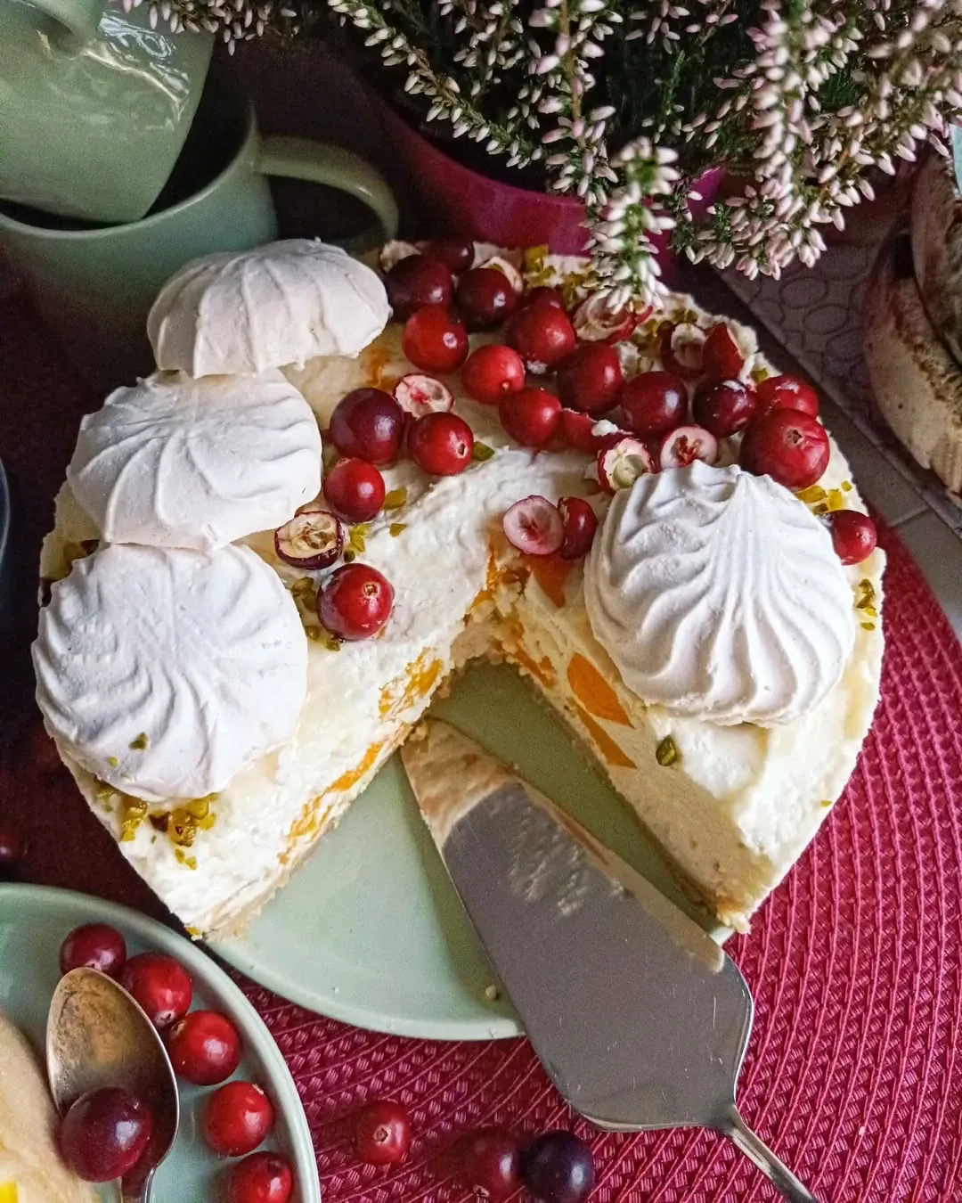 Svaigā persiku kūka bez cepšanas ar krēmsieru un jogurtu