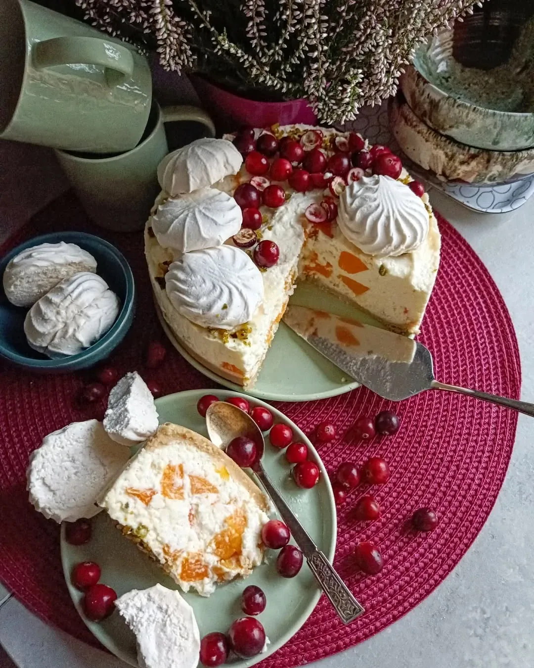 Svaigā persiku kūka bez cepšanas ar krēmsieru un jogurtu