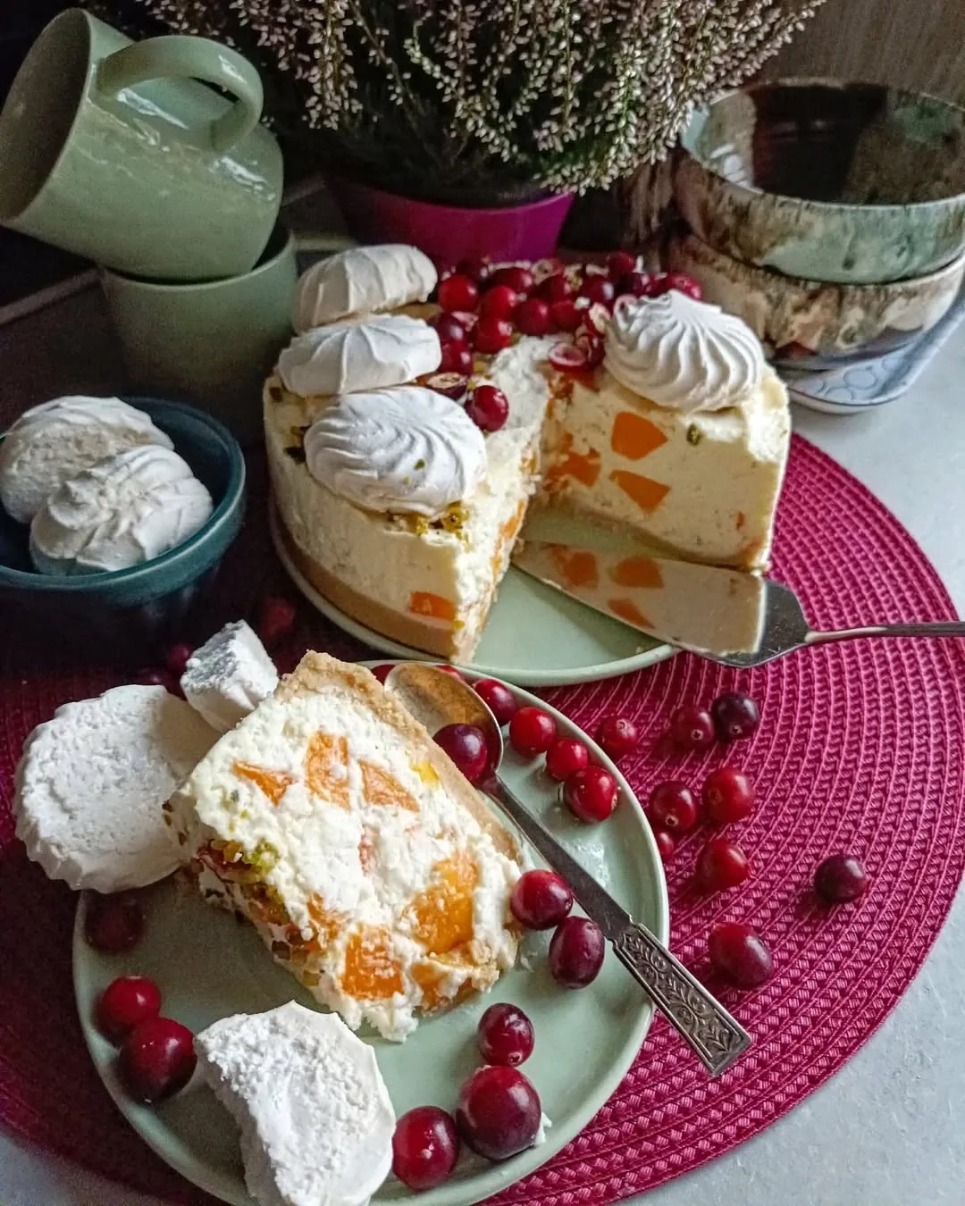 Svaigā persiku kūka bez cepšanas ar krēmsieru un jogurtu