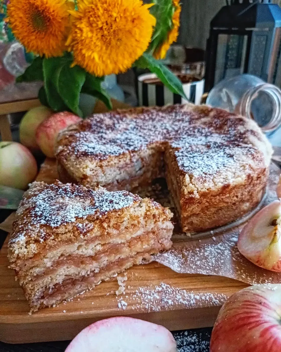 Kārtainā ābolu beramkūka bez mīklas mīcīšanas