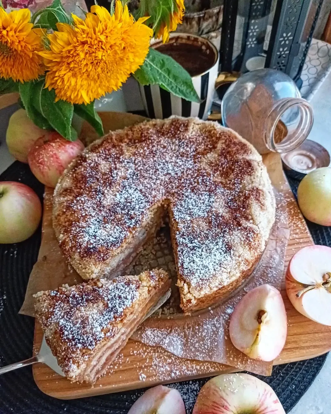 Kārtainā ābolu beramkūka bez mīklas mīcīšanas