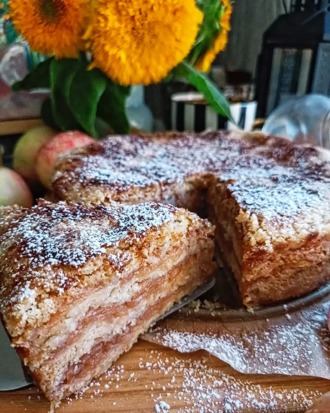 Kārtainā ābolu beramkūka bez mīklas mīcīšanas