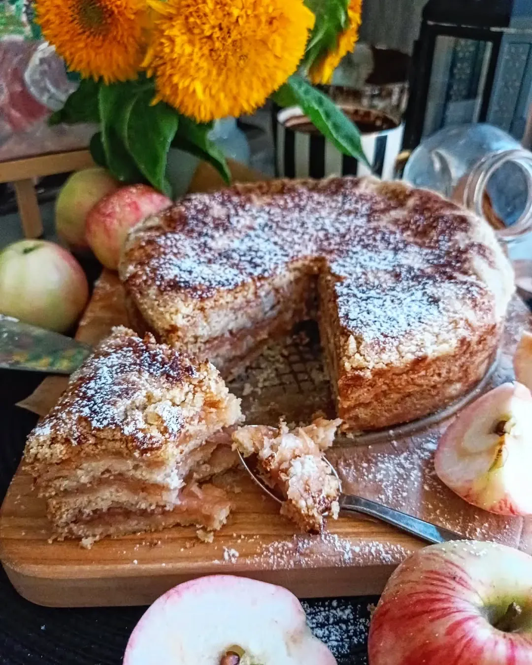 Kārtainā ābolu beramkūka bez mīklas mīcīšanas