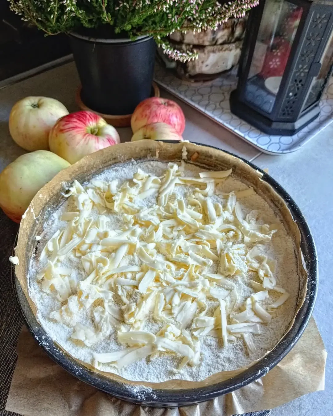 Kārtainā ābolu beramkūka bez mīklas mīcīšanas