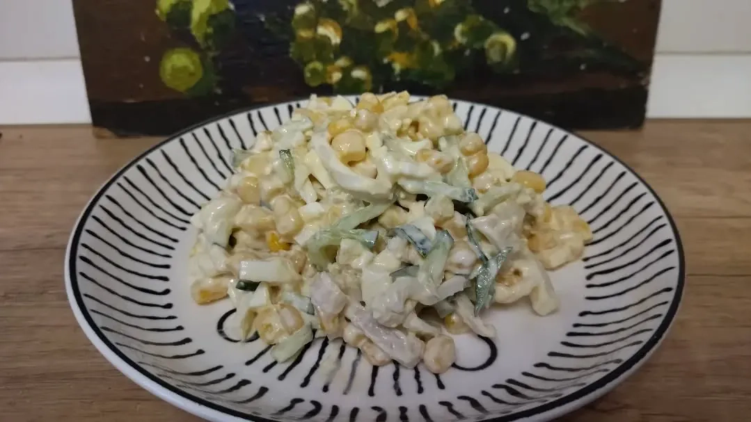 Салат с кальмарами и свежими овощами