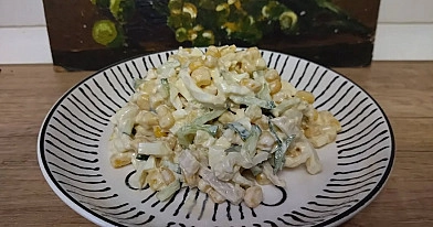 Салат с кальмарами и свежими овощами