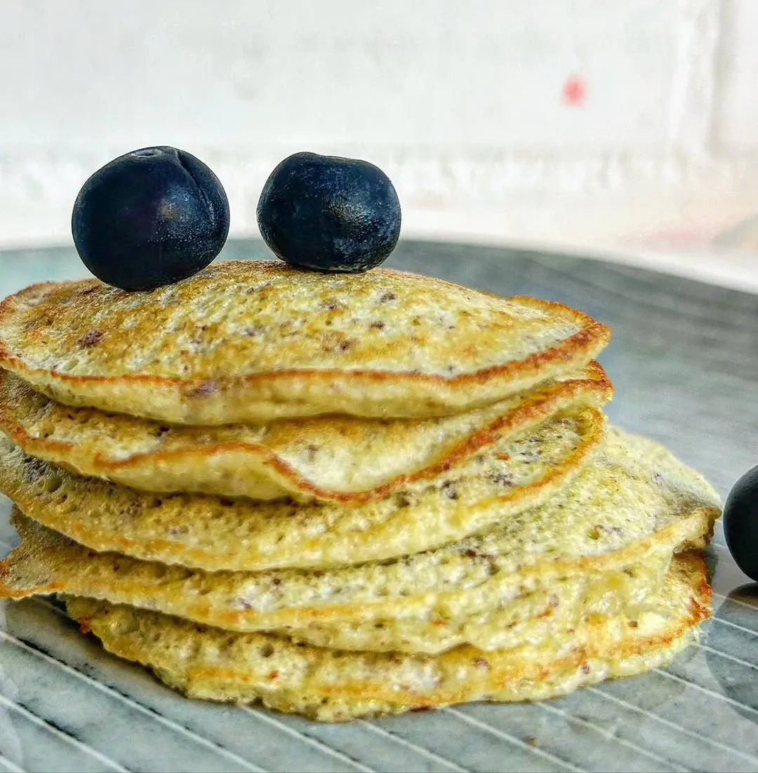 Tortitas de huevo con aguacate y plátano verde, desayuno nutritivo saciante