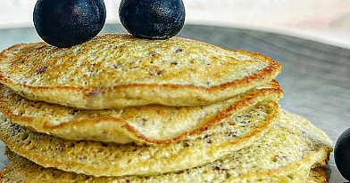 Tortitas de huevo con aguacate y plátano verde, desayuno nutritivo saciante