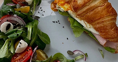Croissant z jajkiem sadzonym i sałatką – pyszne i zdrowe śniadanie