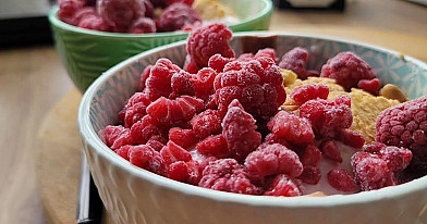 Szybki fit deser proteinowy z serkiem i malinami
