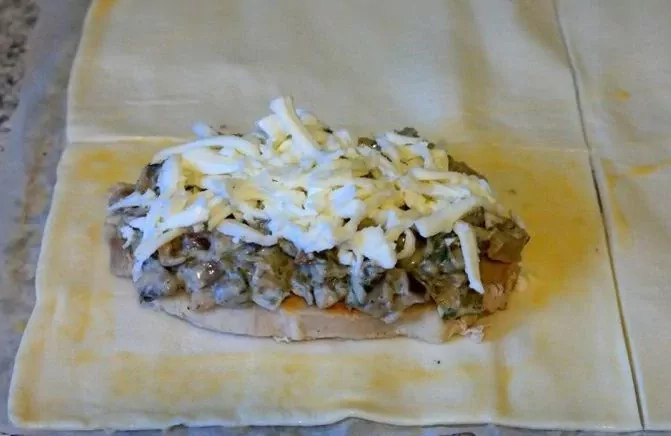 Kiaulienos kepsnys su grybais ir sūriu sluoksniuotoje tešloje