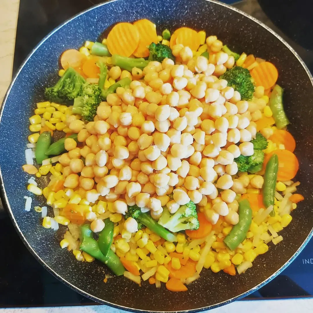 Ātra un veģetāra maltīte ar pērļu grūbām un turku zirņiem