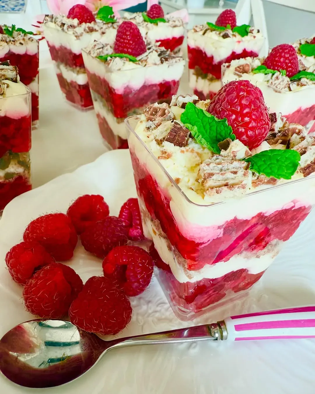 Pyszne malinowe deserki w szklankach z kremem mascarpone, galaretką i wafelkami