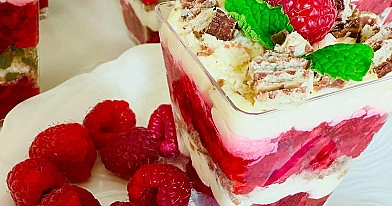 Pyszne malinowe deserki w szklankach z kremem mascarpone, galaretką i wafelkami