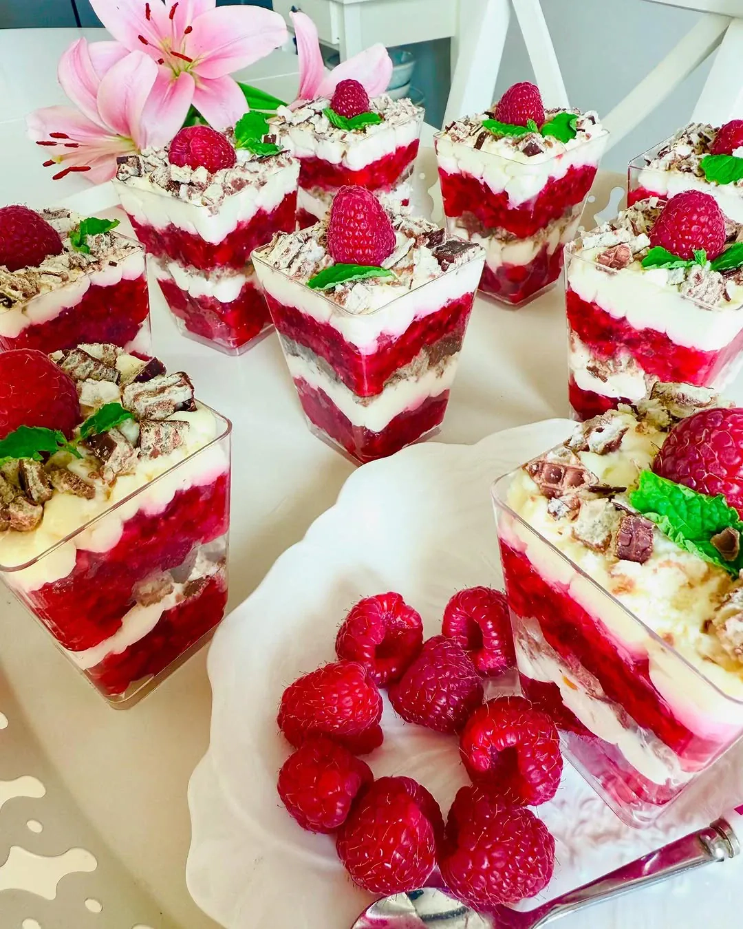 Pyszne malinowe deserki w szklankach z kremem mascarpone, galaretką i wafelkami