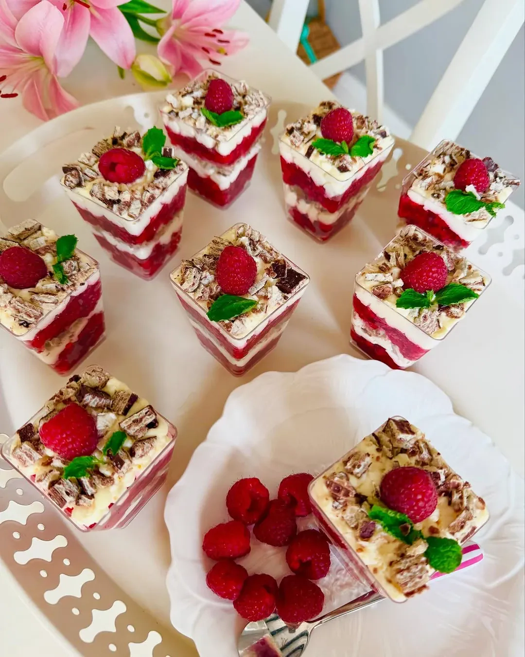 Pyszne malinowe deserki w szklankach z kremem mascarpone, galaretką i wafelkami