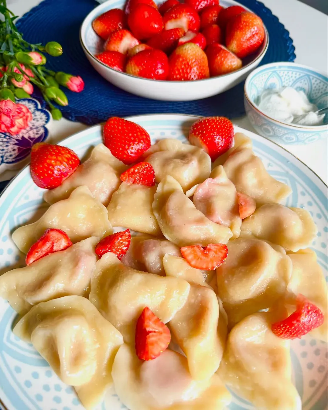 Pierogi z truskawkami na maślanym cieście – tradycyjny przepis na lato