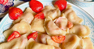 Pierogi z truskawkami na maślanym cieście – tradycyjny przepis na lato