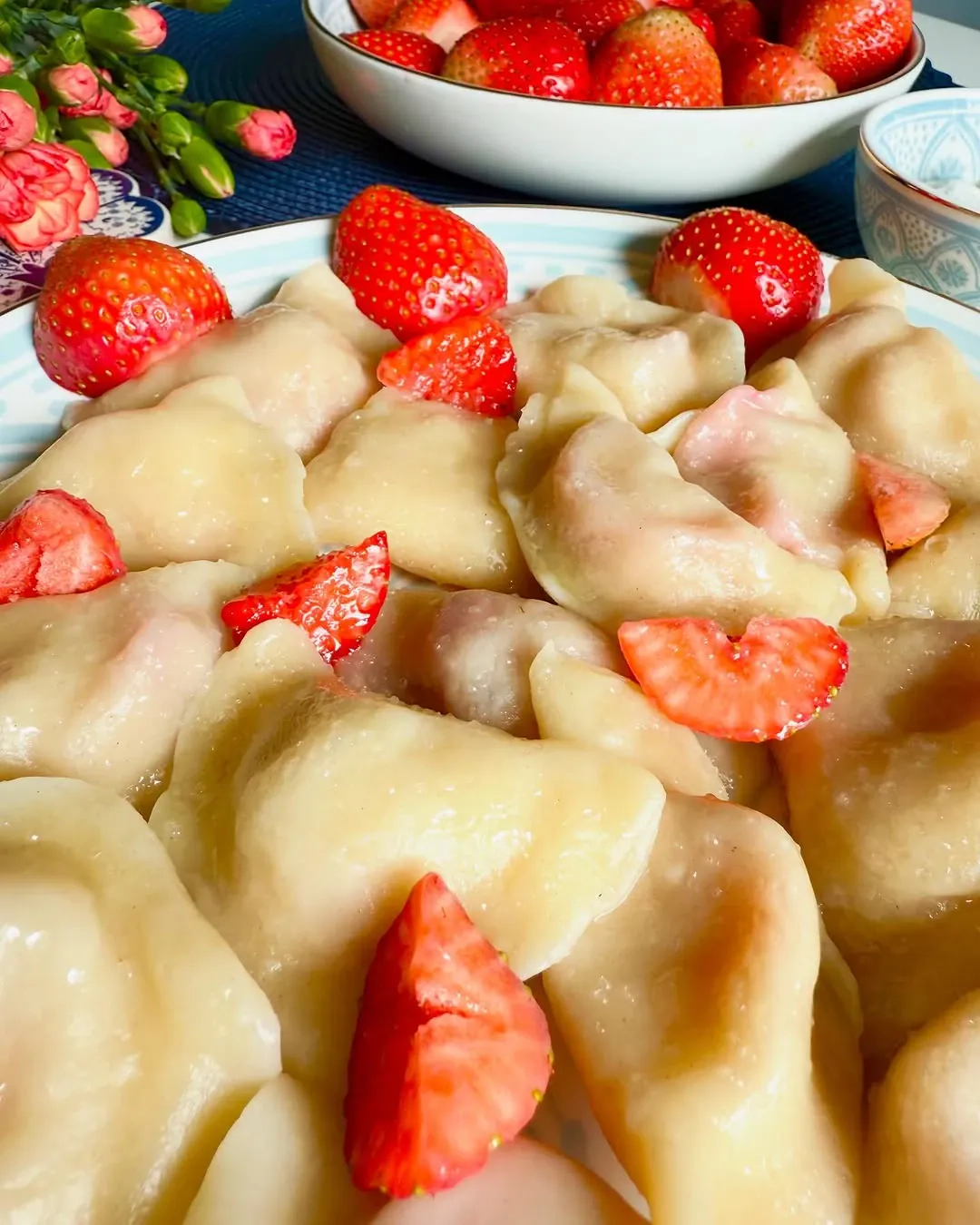 Pierogi z truskawkami na maślanym cieście – tradycyjny przepis na lato