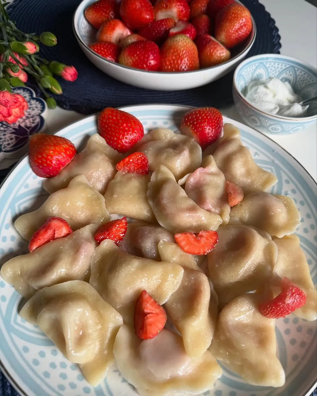 Pierogi z truskawkami na maślanym cieście – tradycyjny przepis na lato