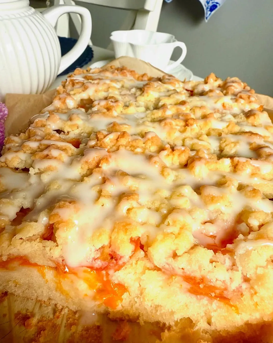 Jogurtowe ciasto ucierane z morelami i kruszonką