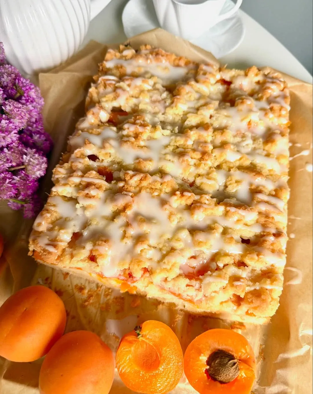 Jogurtowe ciasto ucierane z morelami i kruszonką