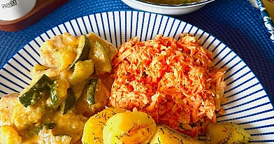 Schab z cukinią i pieczarkami w kremowym sosie z młodymi ziemniakami i surówką