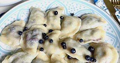 Najlepsze pierogi z jagodami na maśle