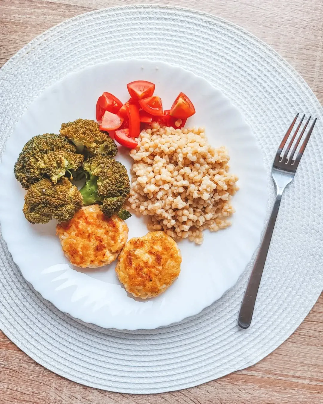 Vištienos kotletai su ryžiais ir morkomis