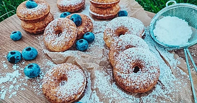 Sveikesnės varškės spurgytės su graišku jogurtu, be aliejaus kepimo