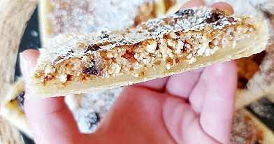 Kārtainās mīklas ātrās bulciņas ar banāniem, biezpienu un šokolādi