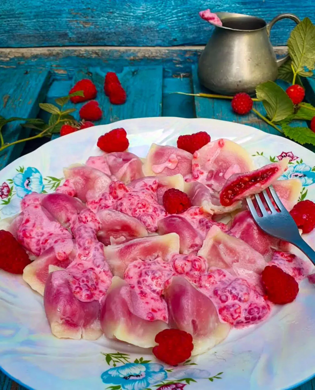 Pierogi z malinami i sosem z maślanki
