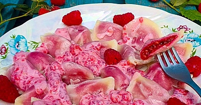 Pierogi z malinami i sosem z maślanki