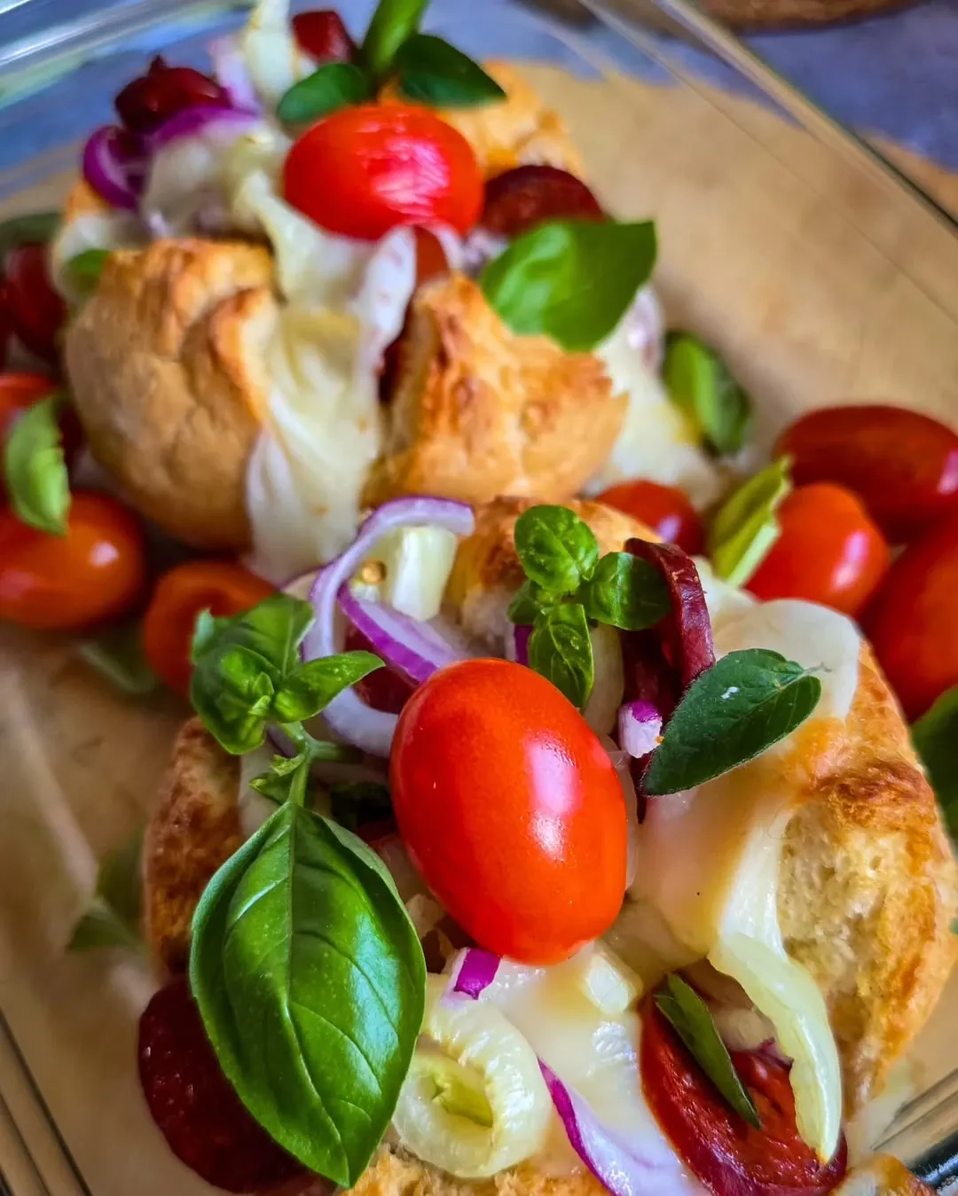 Zapiekana bułka śniadaniowa z chorizo, mozzarellą i warzywami