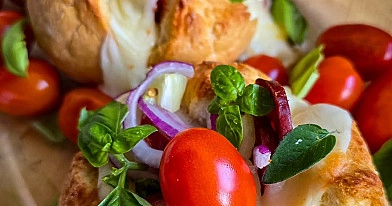 Zapiekana bułka śniadaniowa z chorizo, mozzarellą i warzywami