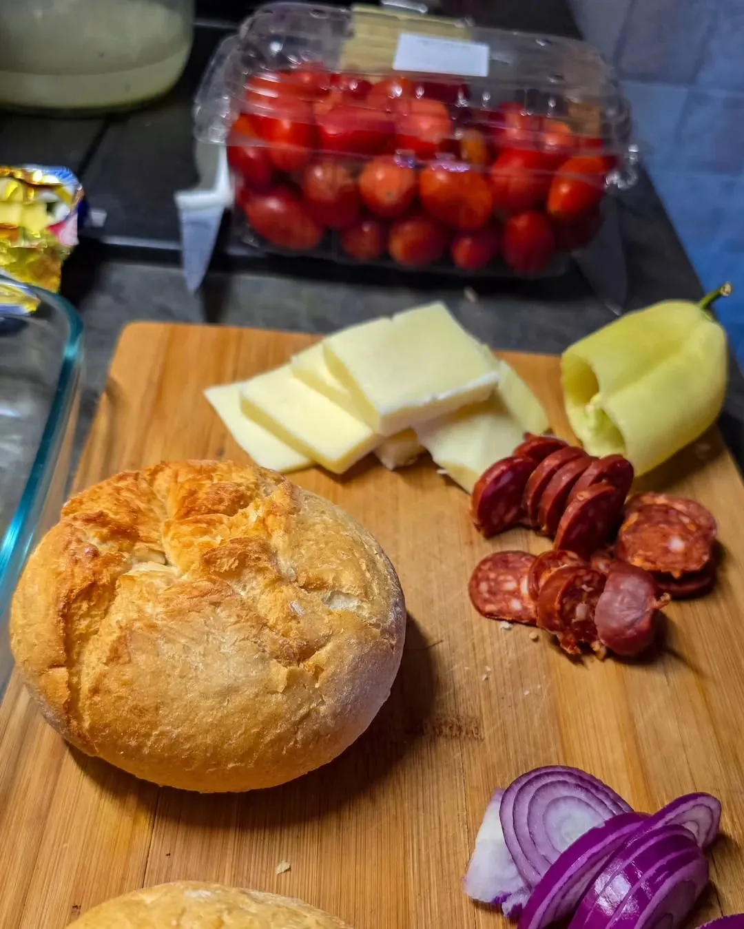 Zapiekana bułka śniadaniowa z chorizo, mozzarellą i warzywami