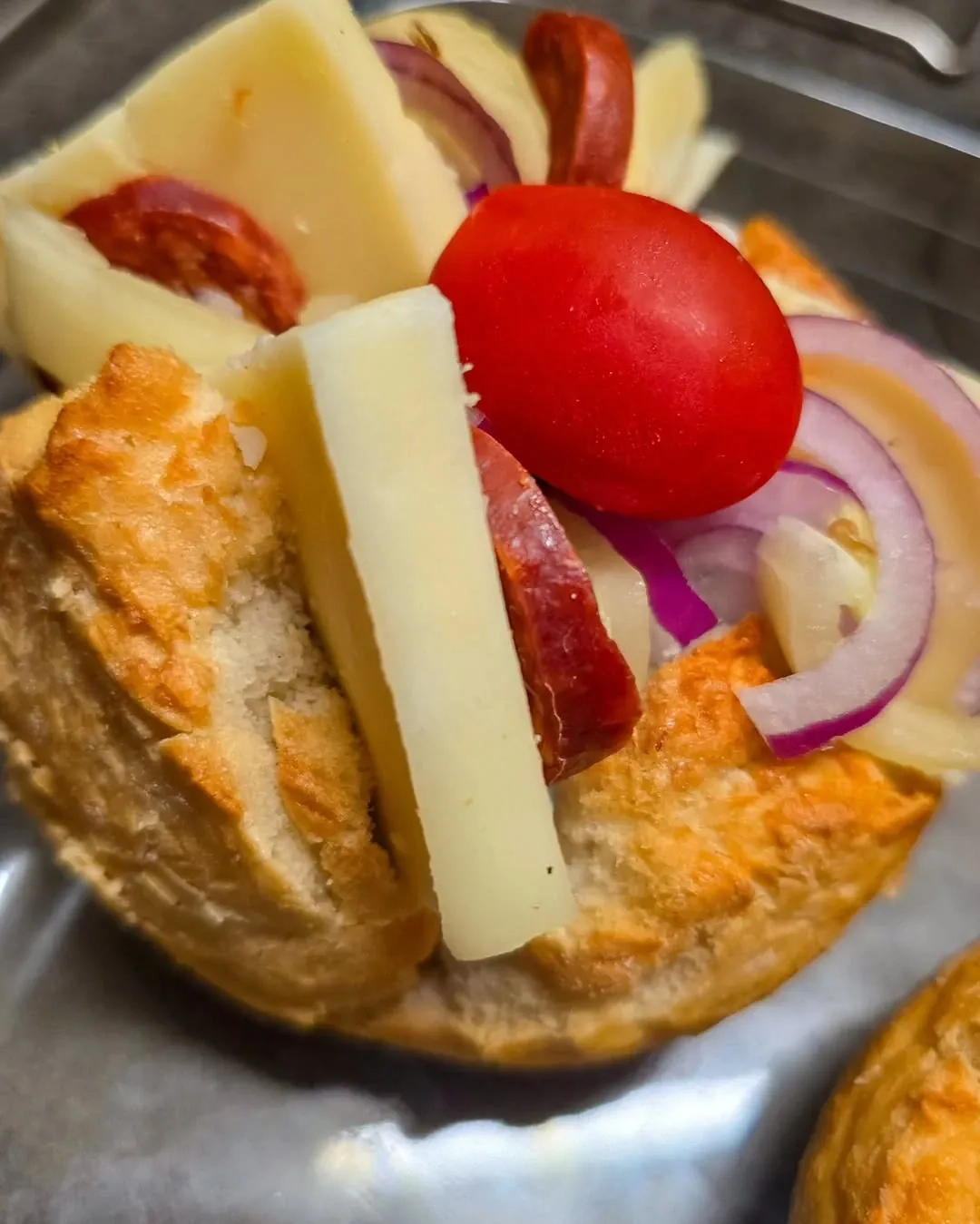 Zapiekana bułka śniadaniowa z chorizo, mozzarellą i warzywami