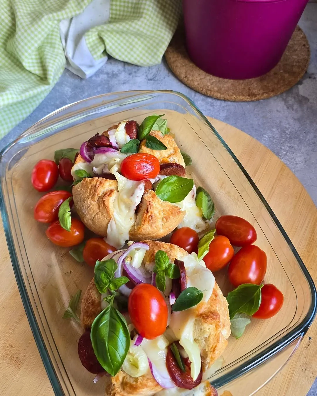 Zapiekana bułka śniadaniowa z chorizo, mozzarellą i warzywami