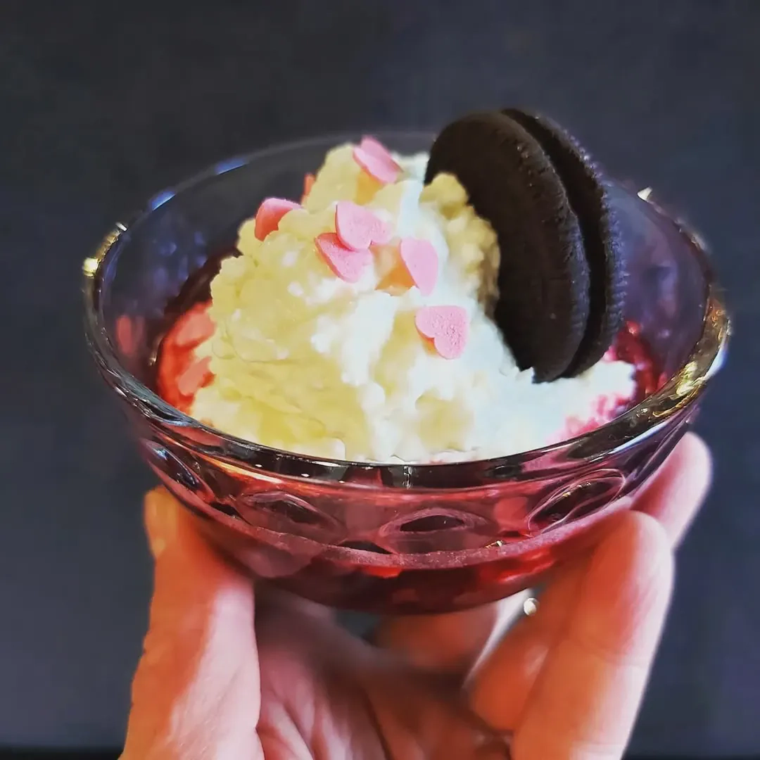 Ātrais biezpiena deserts ar ķiršu mērci – vienkārši, gards un svinībām piemērots