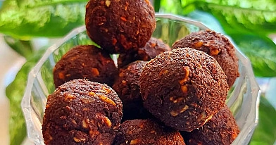 Gardās dateļu un mandeļu konfektes ar kakao – veselīga salduma alternatīva