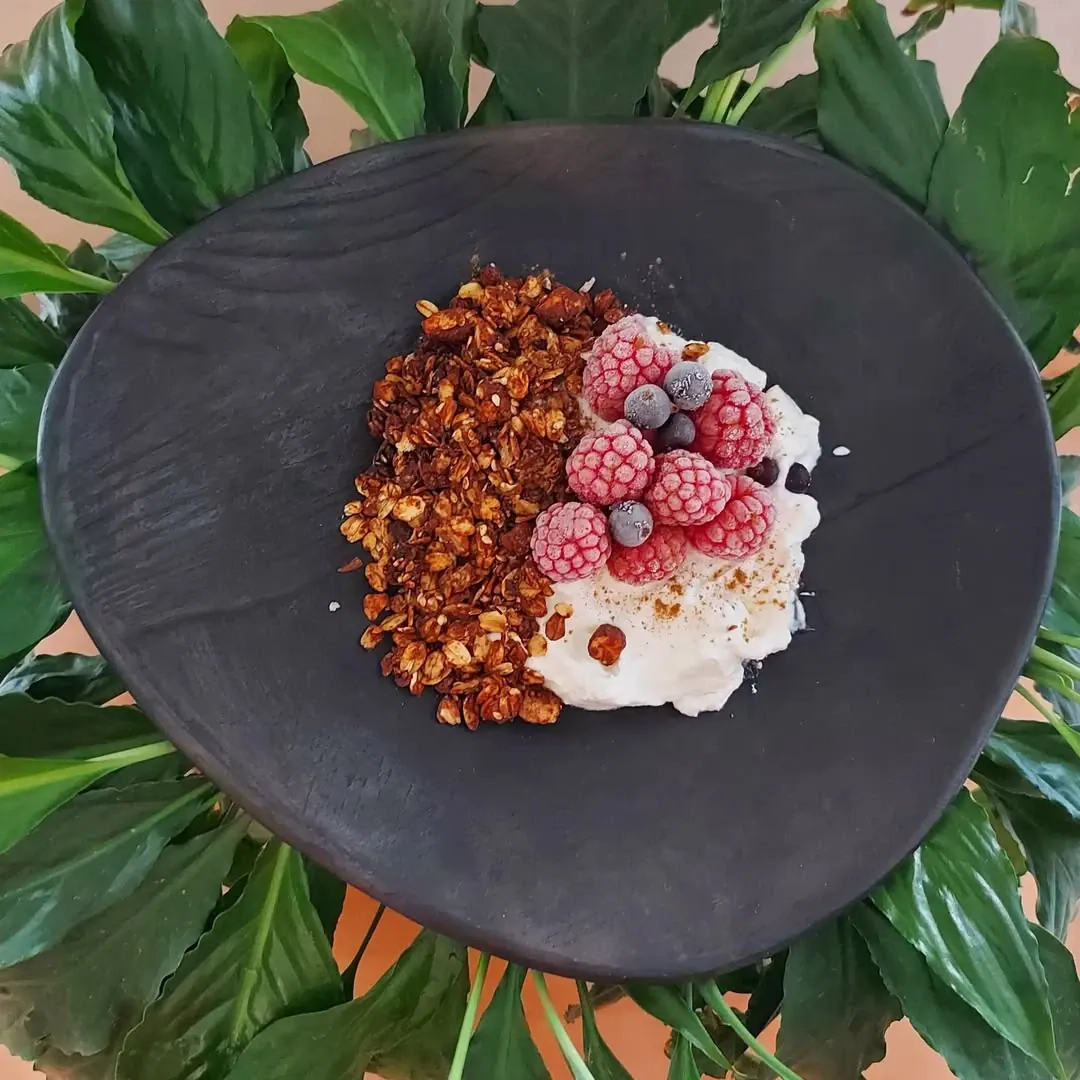 Šokolādes granola ar zemesriekstu sviestu un medu - kraukšķīga un veselīga brokastu recepte