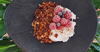 Šokolādes granola ar zemesriekstu sviestu un medu - kraukšķīga un veselīga brokastu recepte