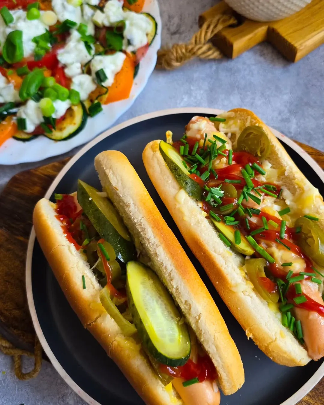 Pomidory pod pierzynką z grillowaną cukinią i sosem tzatziki