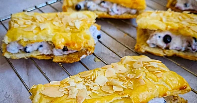 Francuskie ciasteczka z bitą śmietaną i jagodami - prosty i szybki deser z ciasta francuskiego