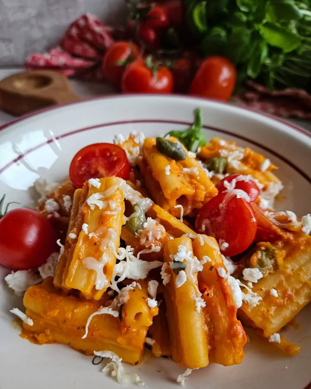 Makaron z pieczonymi warzywami i fetą - szybki obiad bez mięsa