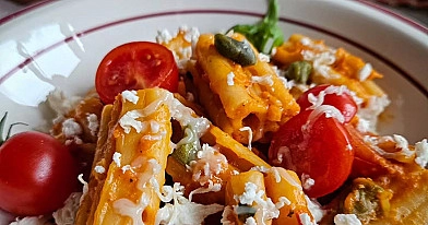 Makaron z pieczonymi warzywami i fetą - szybki obiad bez mięsa