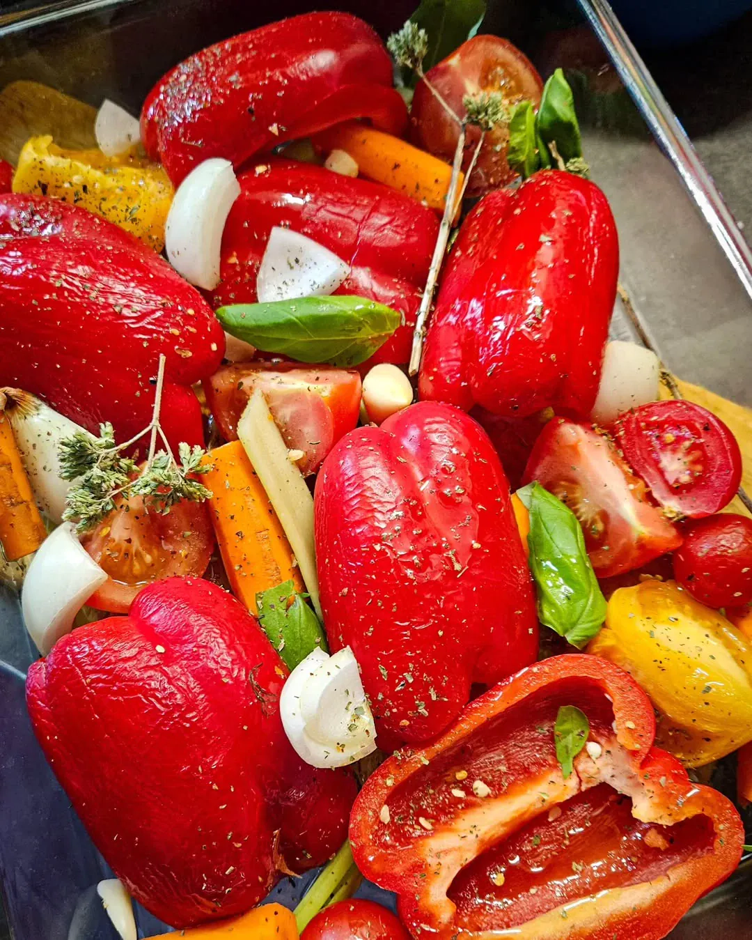 Makaron z pieczonymi warzywami i fetą - szybki obiad bez mięsa