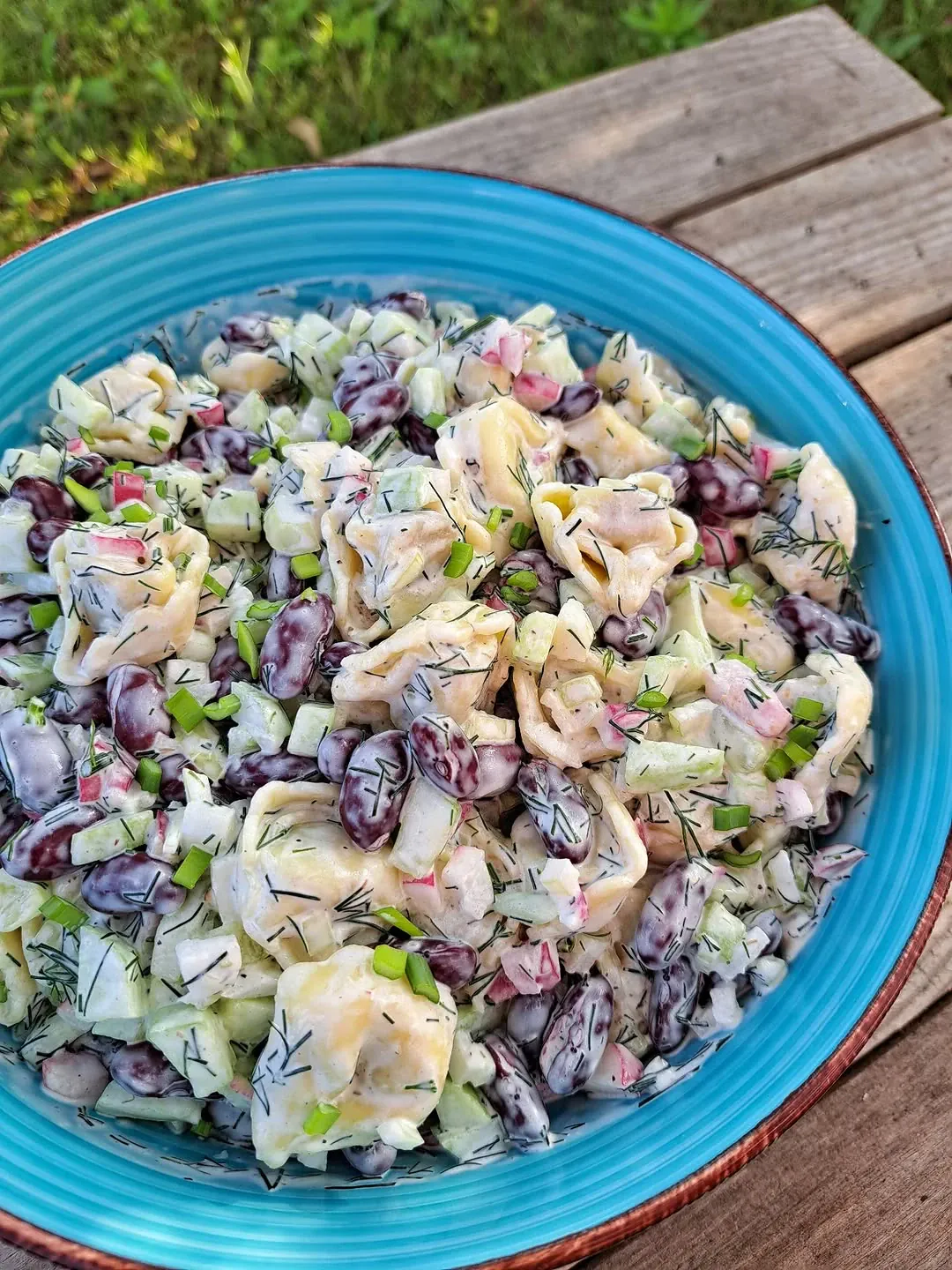 Sałatka z tortellini, fasolą i warzywami na kolację