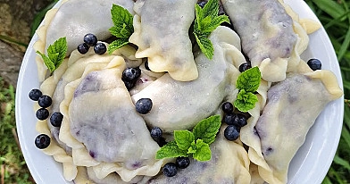 Jak zrobić pierogi z jagodami z elastycznego ciasta bez podsypywania mąką